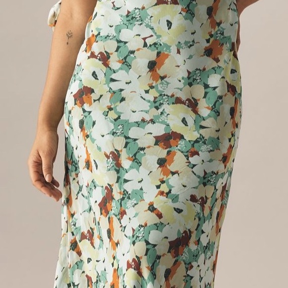 Short sleeve V neck slip midi dress - Picture 4 of 12